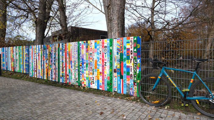 Fuji X-E4 und Fujinon XF 16mm F2.8 - eine hochwertige 26-MP-Systemkamera mit gutem Objektiv. (Bild: Steinlechner / Golem)